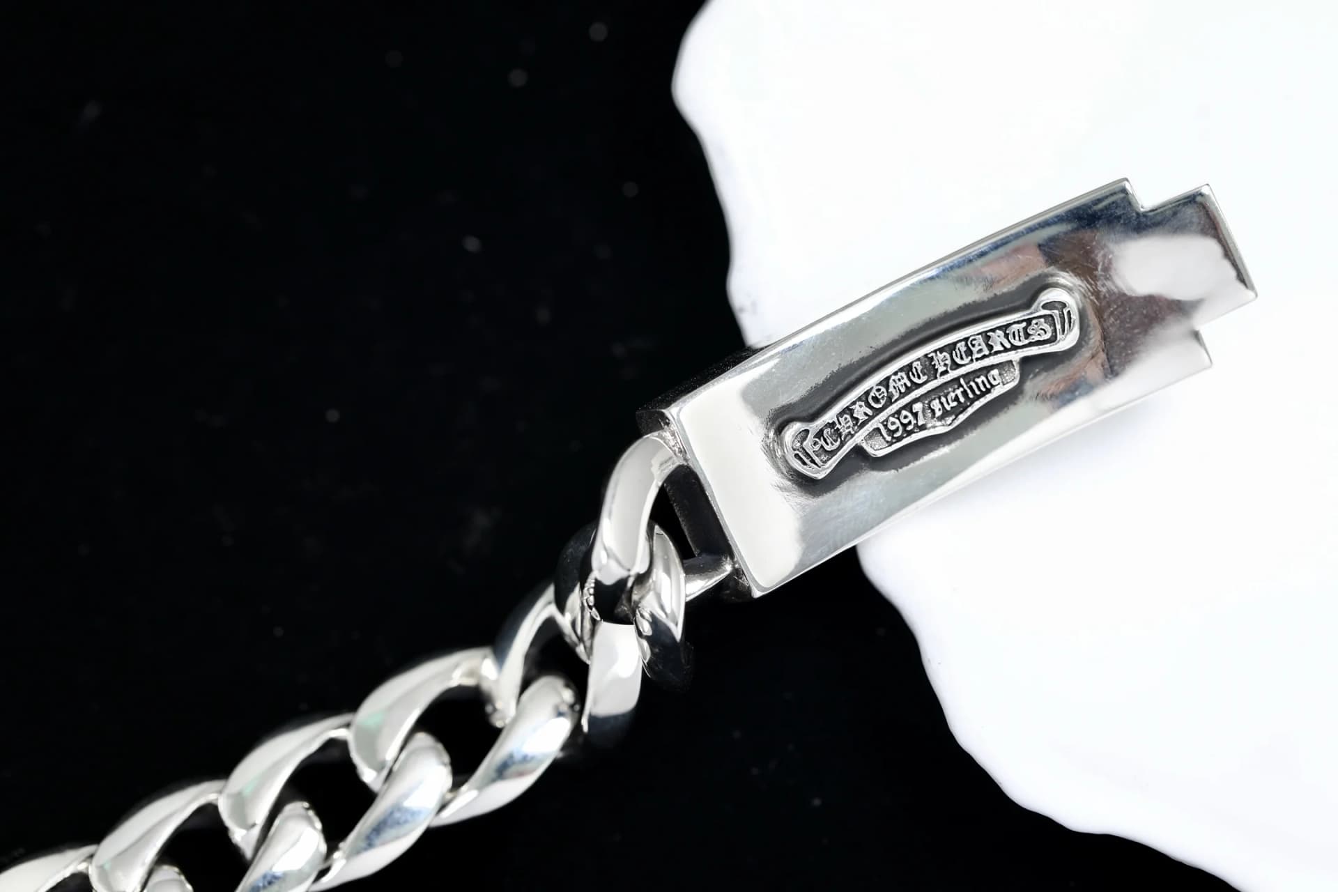 Гравировка бренда Chrome Hearts 1997 925 на обратной стороне пластины