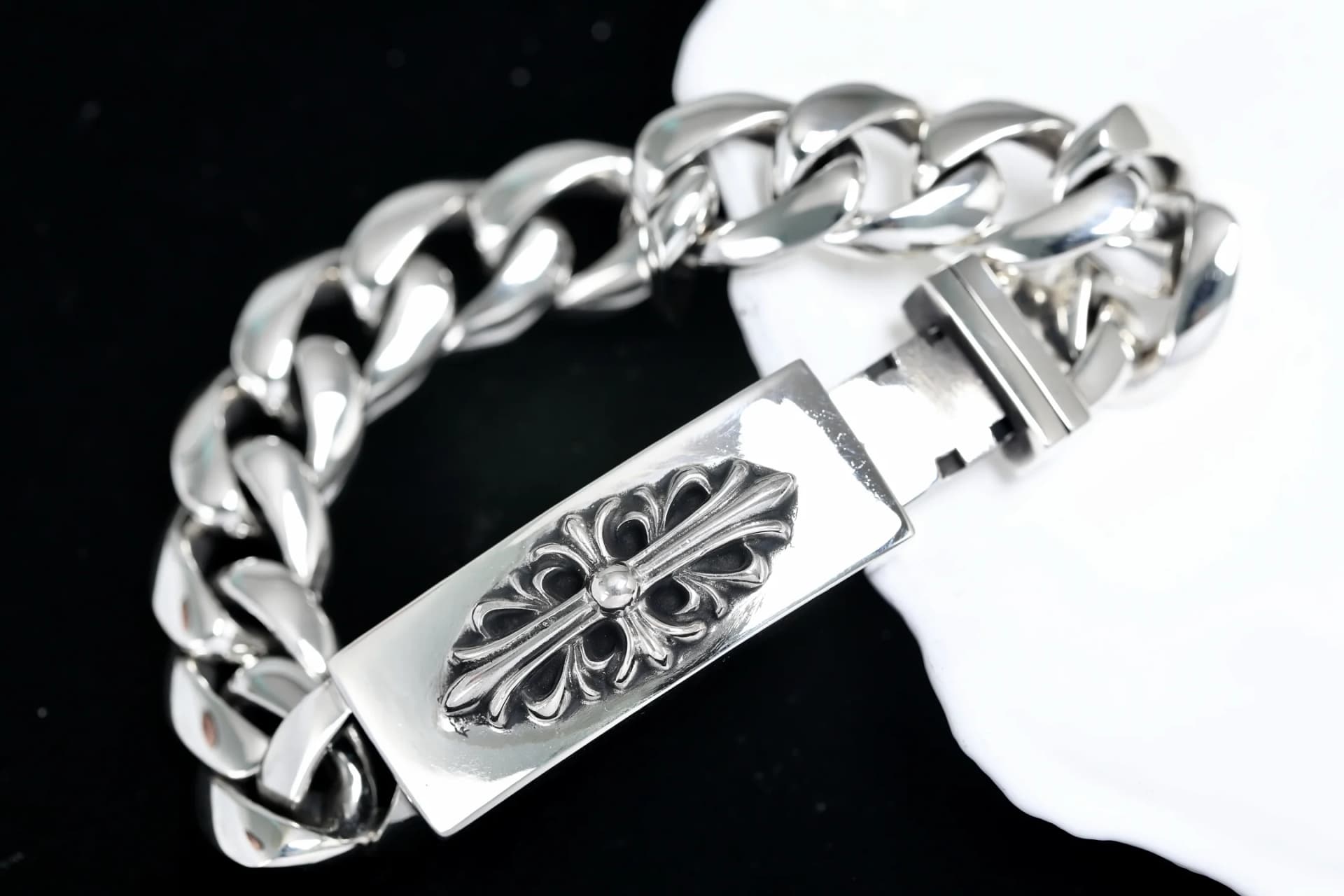 Серебряный браслет Chrome Hearts Floral Cross крупным планом