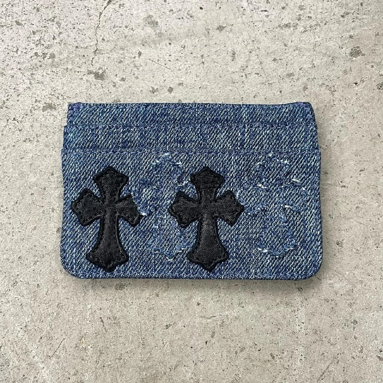 Картхолдер Chrome Hearts из синего денима с двумя кожаными крестами, вид спереди