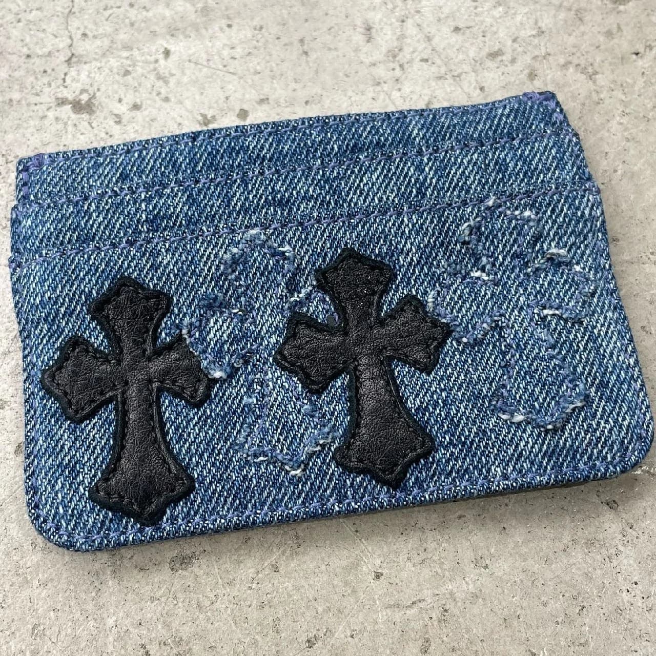 Картхолдер Chrome Hearts из денима с кожаными крестами под углом