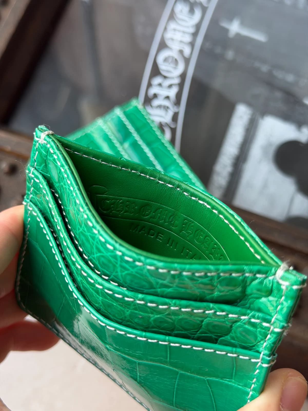 Клеймо Chrome Hearts и надпись Made in Italy внутри картхолдера