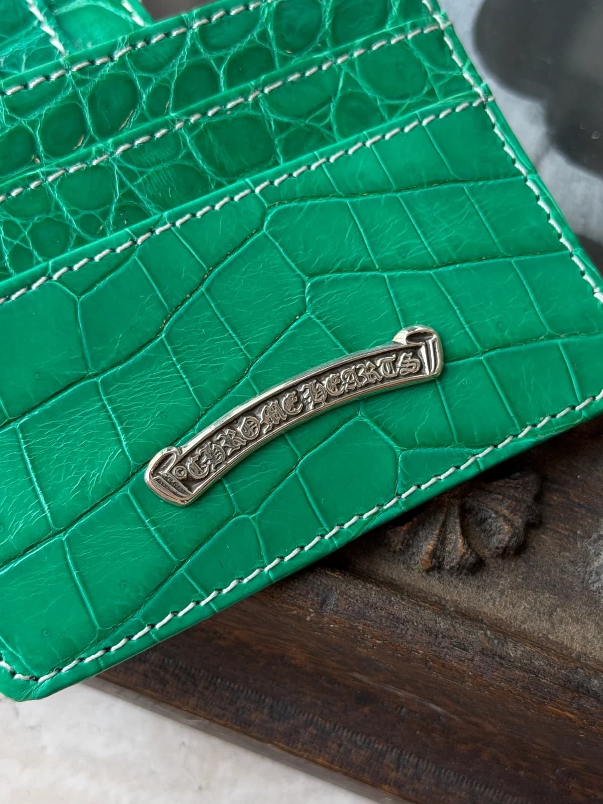 Серебряная плашка Chrome Hearts на тиснёной коже картхолдера