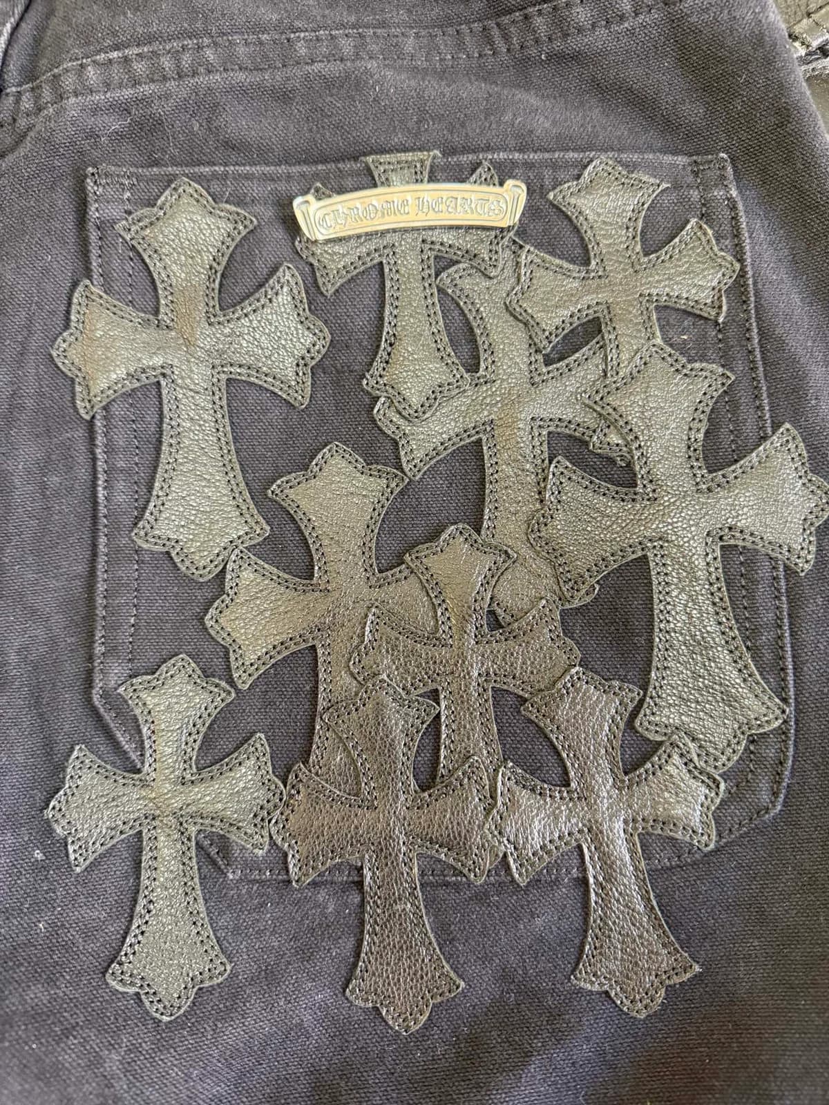Кресты из кожи на заднем кармане чёрных карго Chrome Hearts