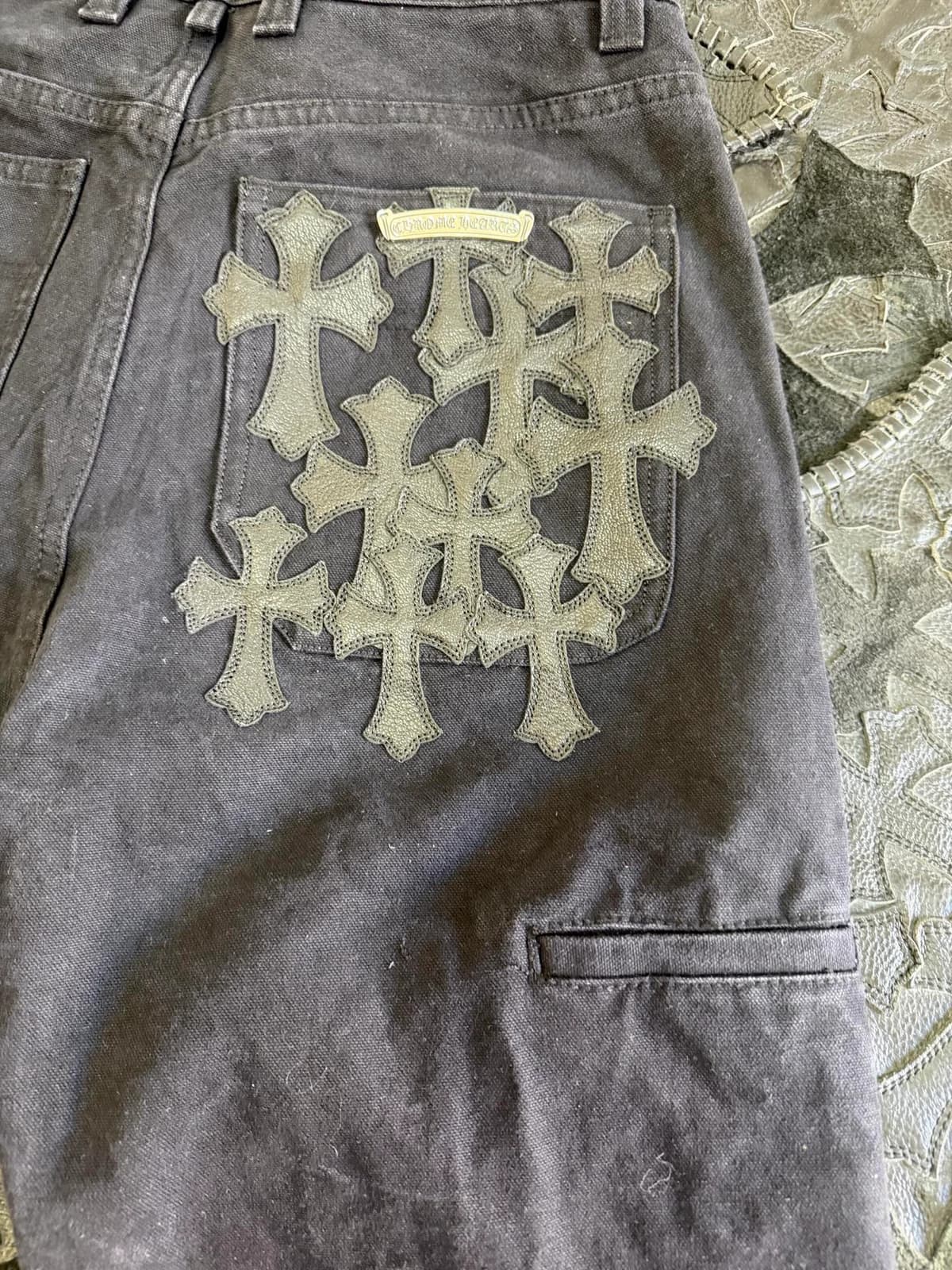 Нашивки-кресты на кармане карго Chrome Hearts с фирменной нашивкой