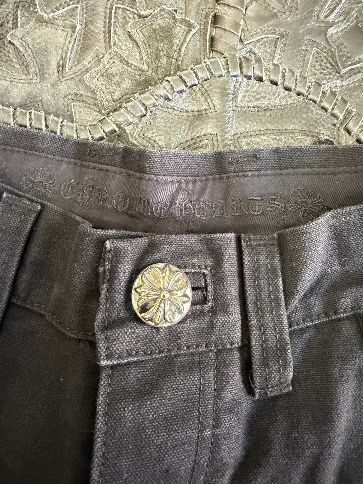 Вышивка Chrome Hearts на внутренней стороне пояса карго