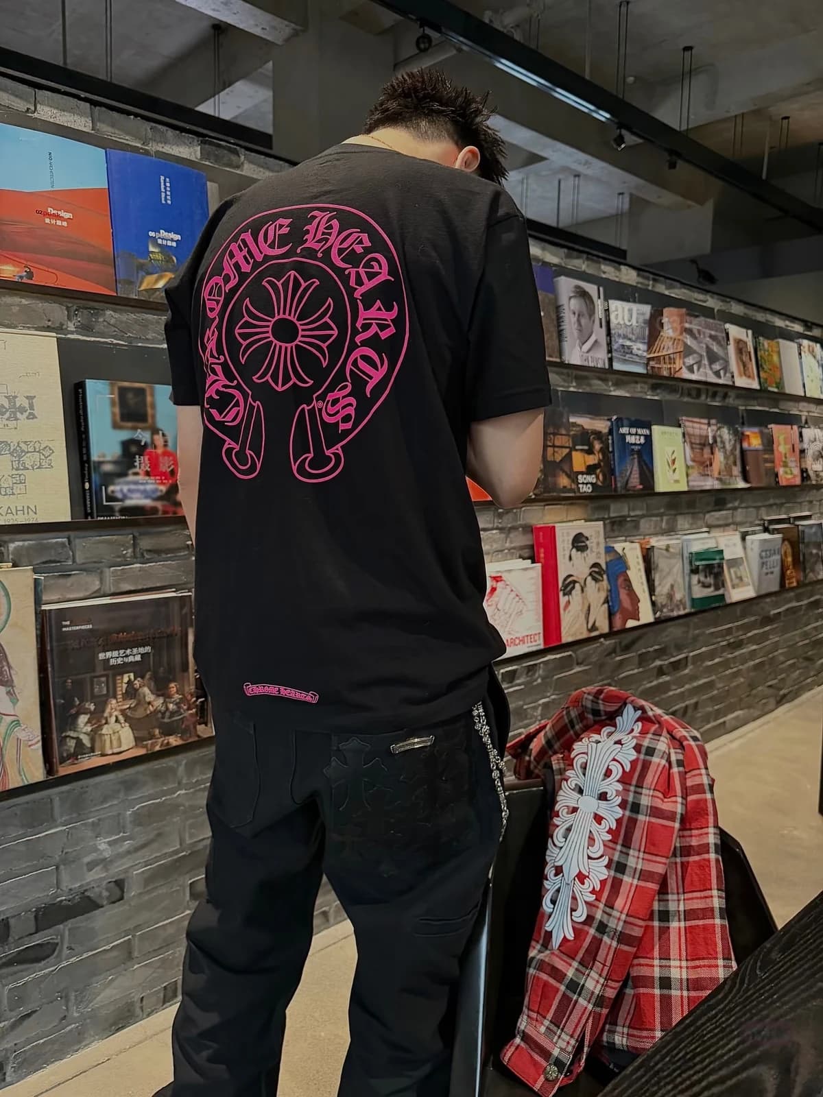 Чёрные карго Chrome Hearts в образе с футболкой бренда