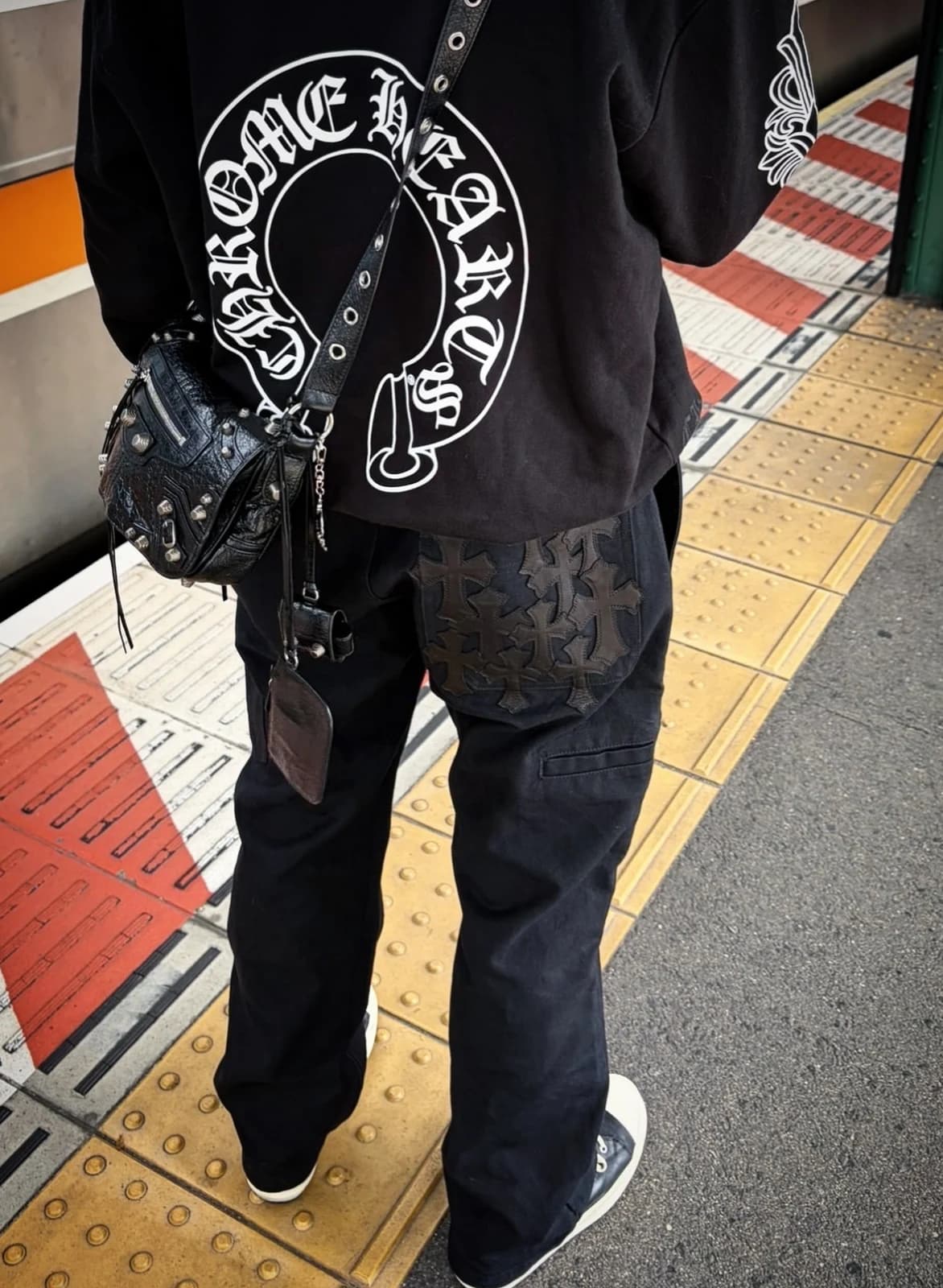 Нашивка-кресты на кармане карго Chrome Hearts в городе