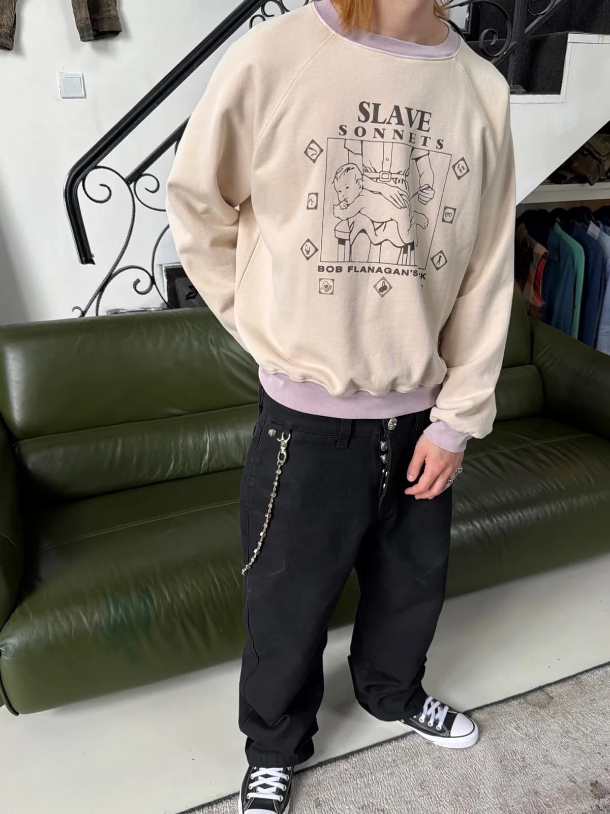 Чёрные карго Chrome Hearts с цепочкой в интерьере