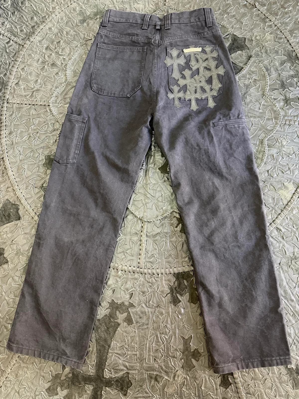 Чёрные карго Chrome Hearts с нашивками-крестами, вид со спины
