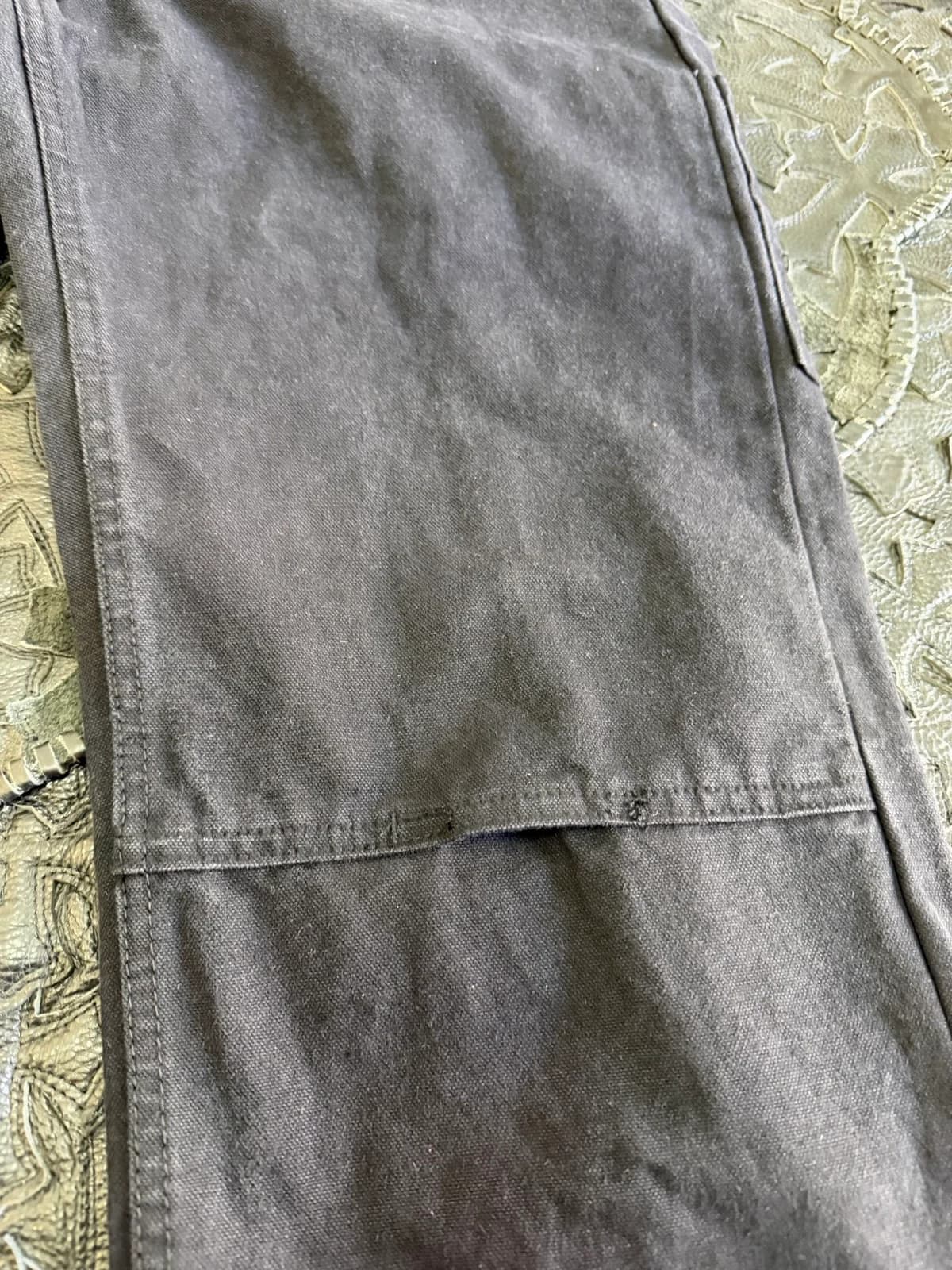 Прямой крой и отделочная строчка чёрных карго Chrome Hearts