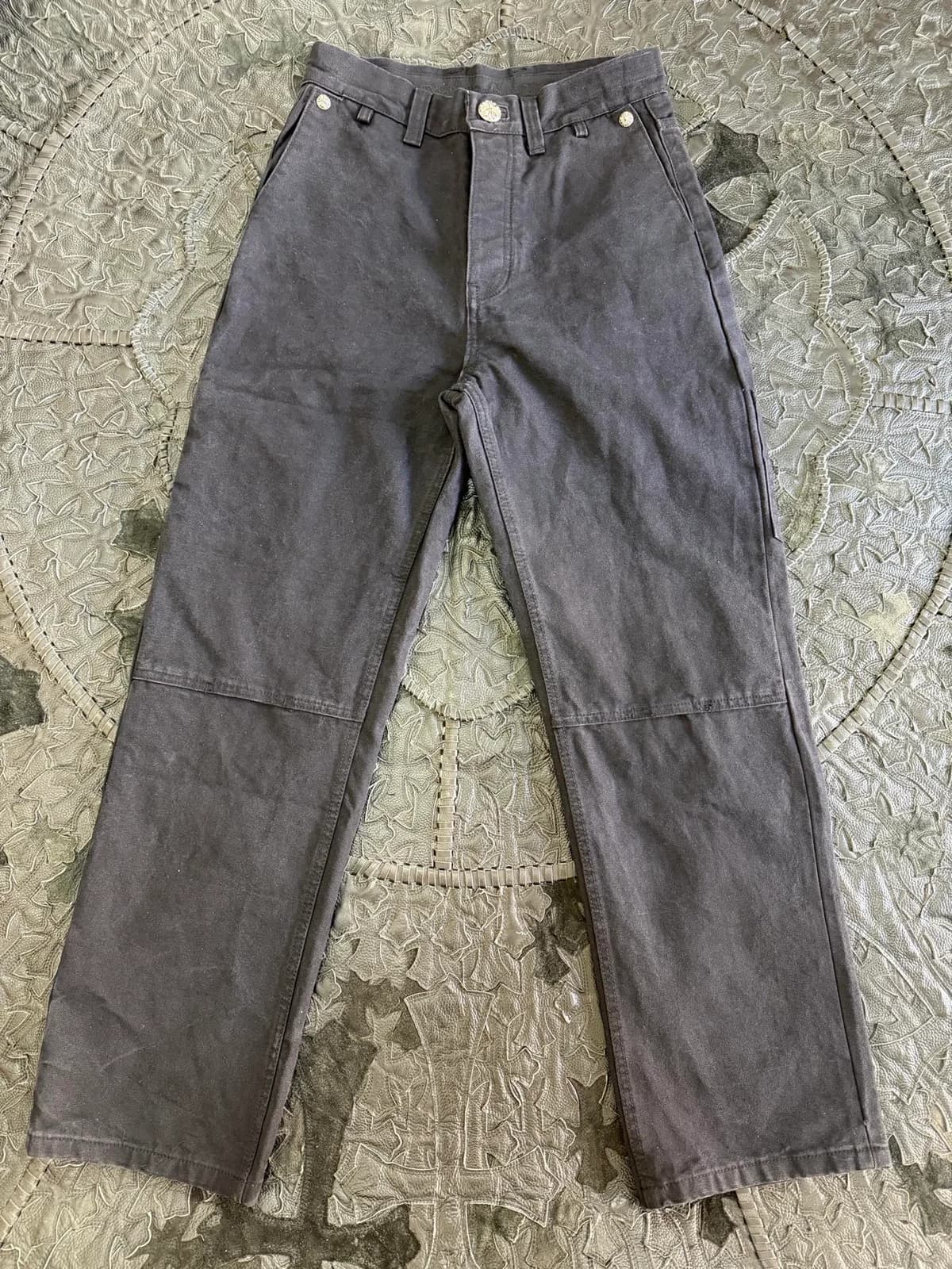 Чёрные карго Chrome Hearts с кожаными крестами, вид спереди