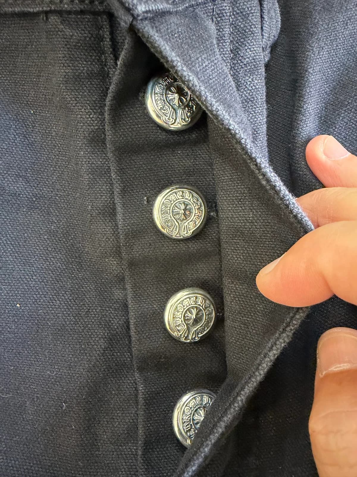 Кнопки с гравировкой Chrome Hearts на гульфике карго