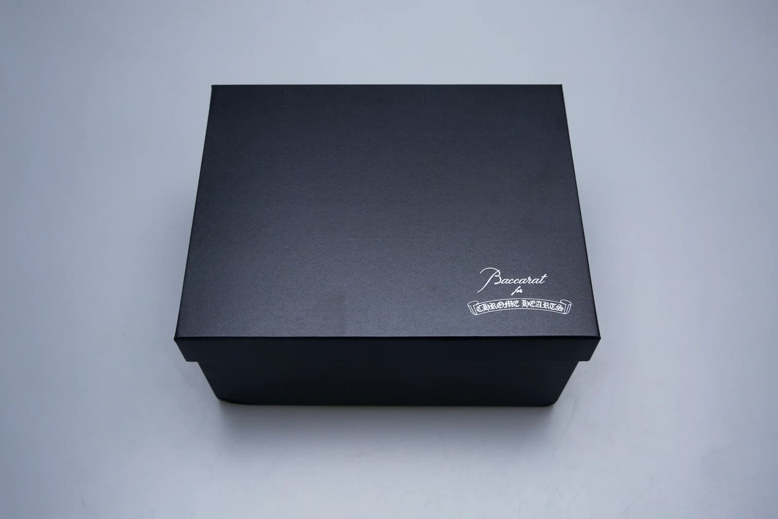 Чёрная коробка Baccarat for Chrome Hearts с серебряным тиснением