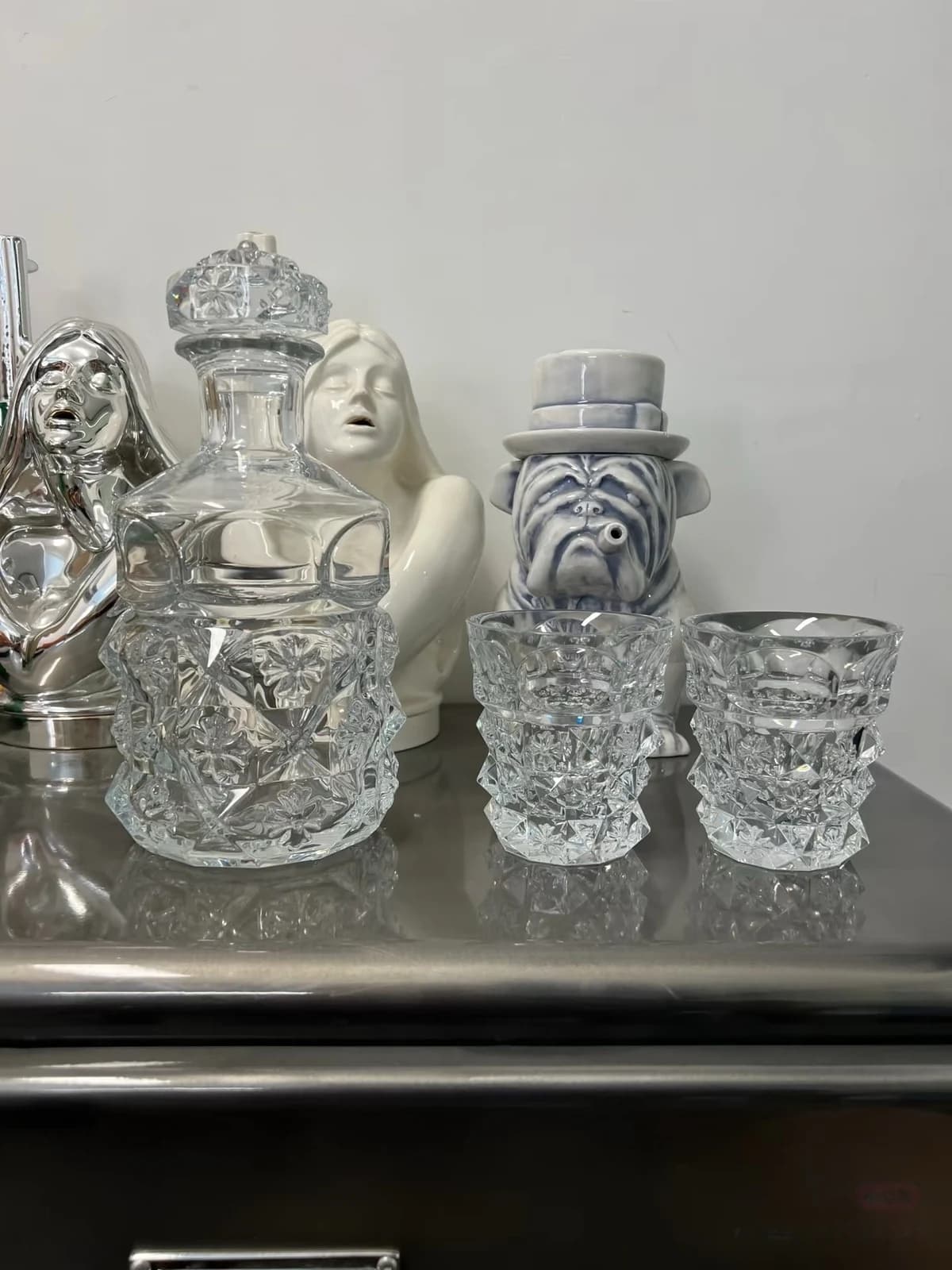 Стаканы Chrome Hearts x Baccarat рядом с графином в интерьере