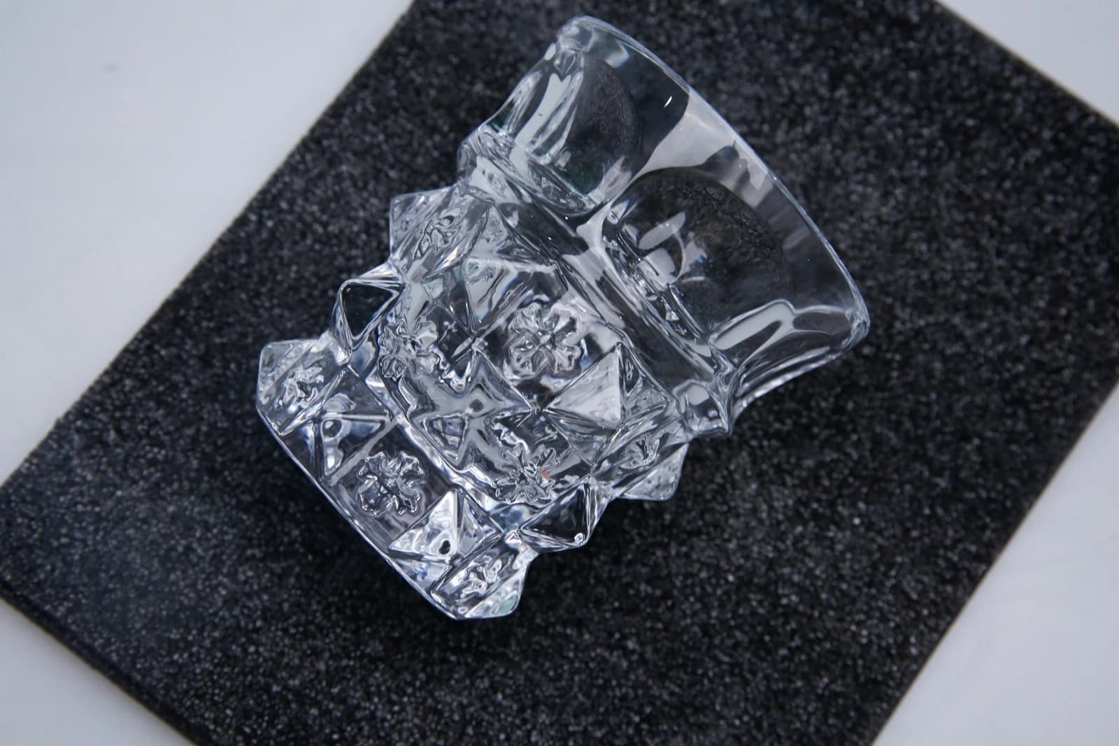 Гранёный хрустальный стакан Chrome Hearts x Baccarat, фактура граней