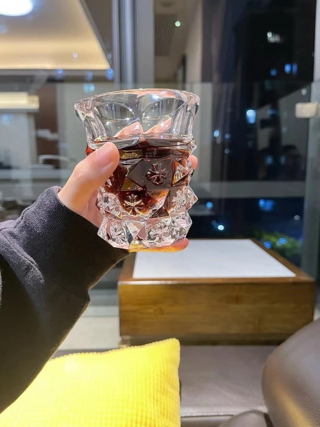 Хрустальный стакан Chrome Hearts x Baccarat с виски в руке