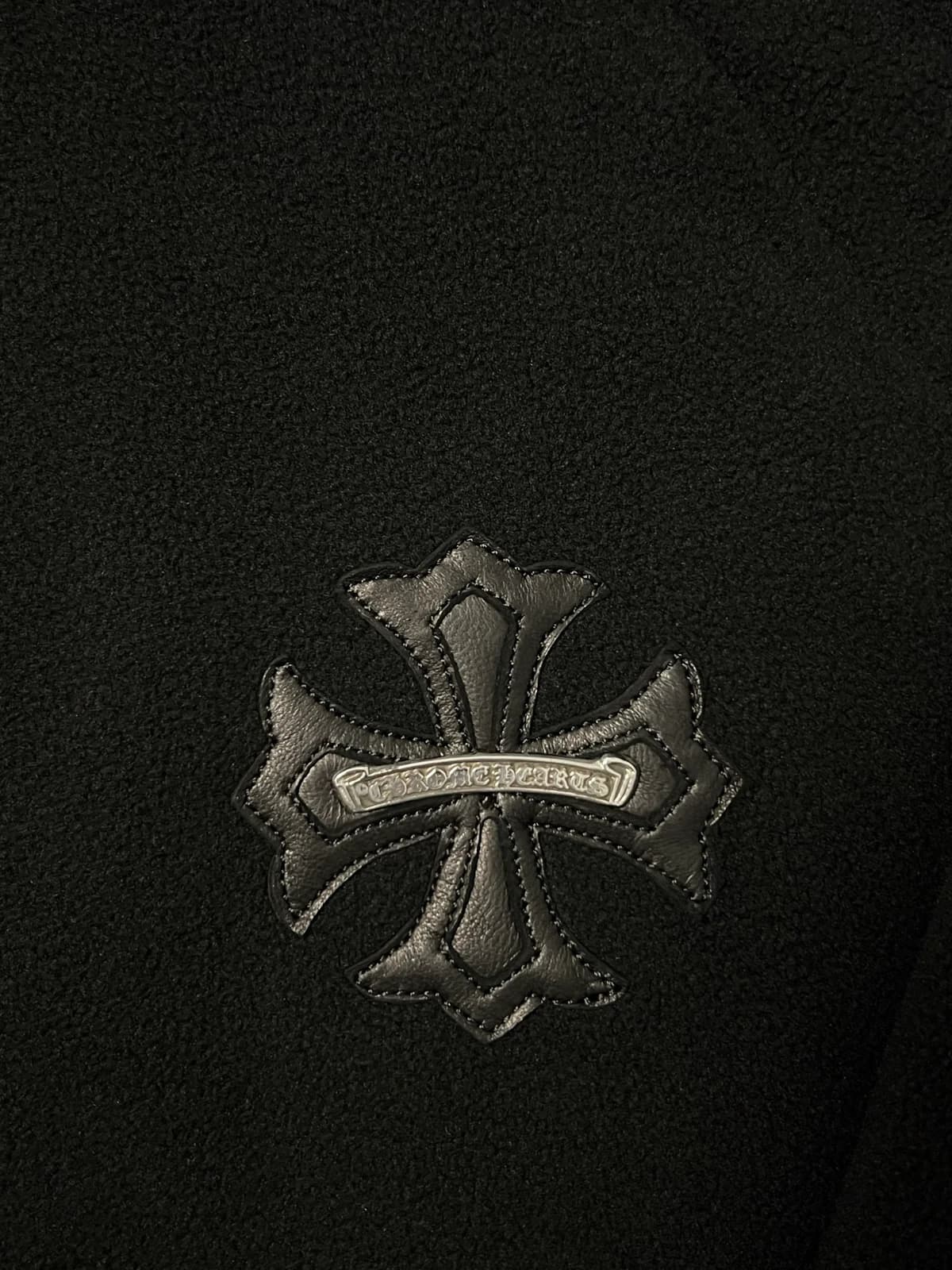 Крест из ягнёнковой кожи на груди худи Chrome Hearts
