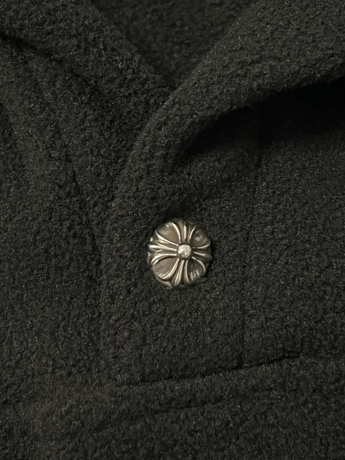 Серебряная кнопка-розетка у горловины худи Chrome Hearts