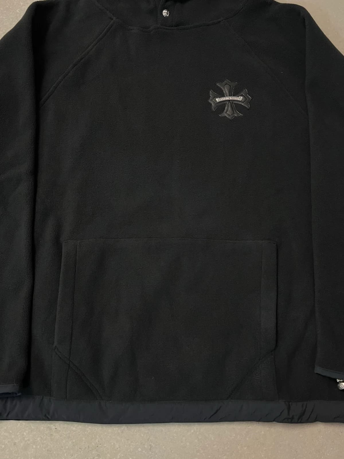 Карман-кенгуру и нейлоновая окантовка худи Chrome Hearts