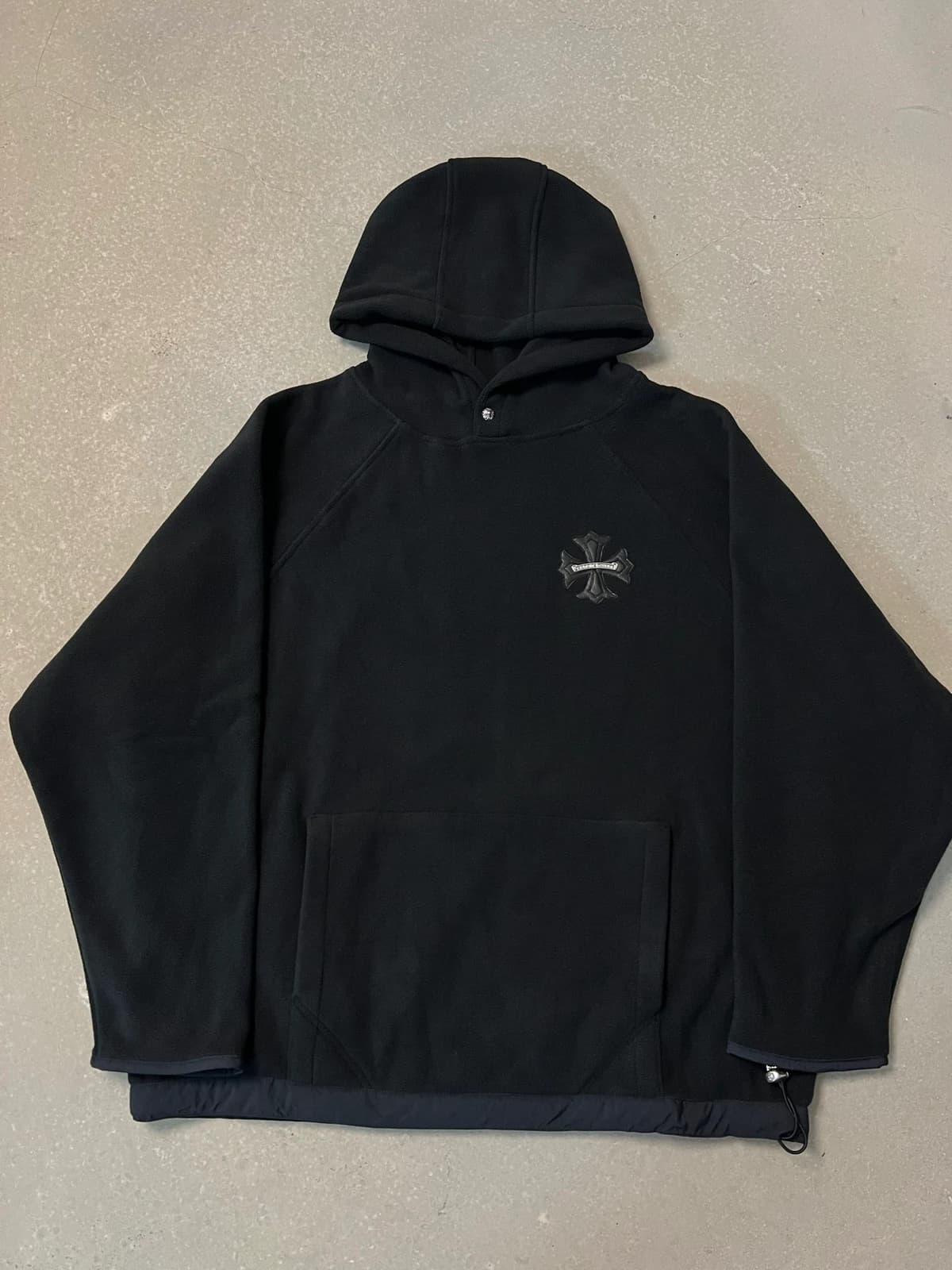 Чёрное худи Chrome Hearts из флиса с кожаным крестом, вид спереди