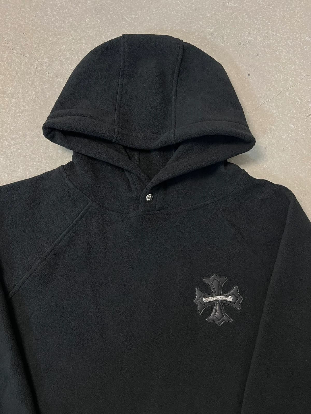 Капюшон с кнопкой у горловины худи Chrome Hearts