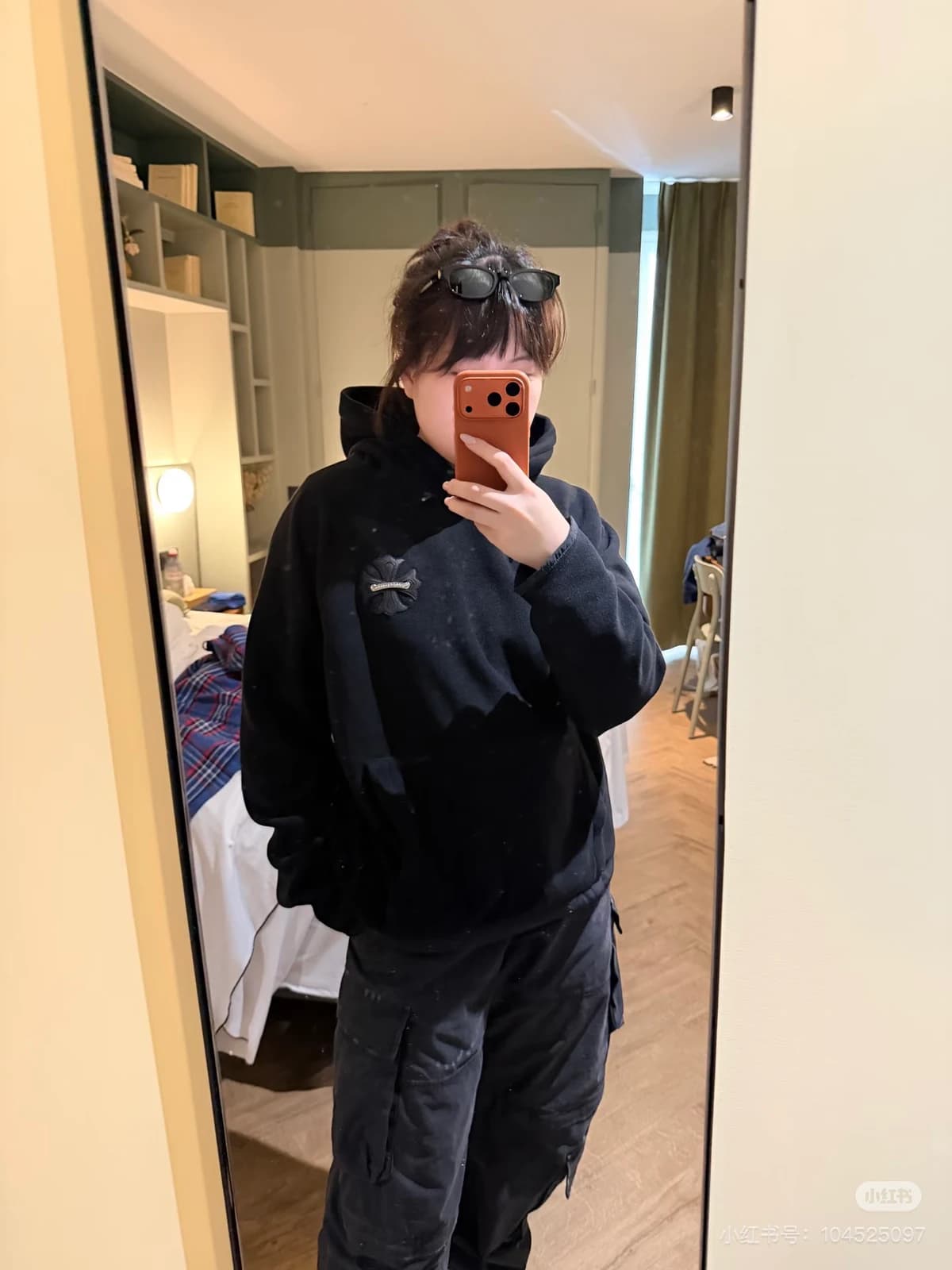 Худи Chrome Hearts в отражении зеркала