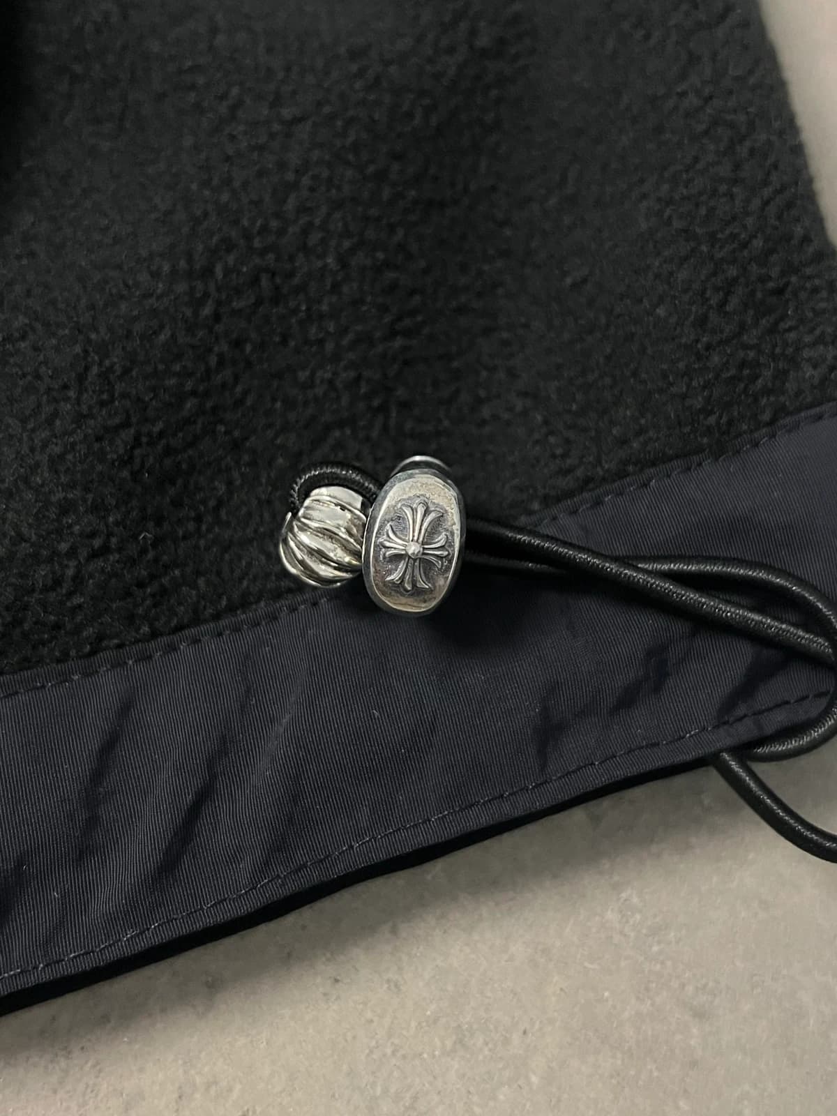 Металлический наконечник стяжки с крестом на худи Chrome Hearts