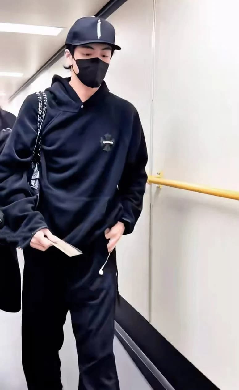 Худи Chrome Hearts в лифте, вид со спины