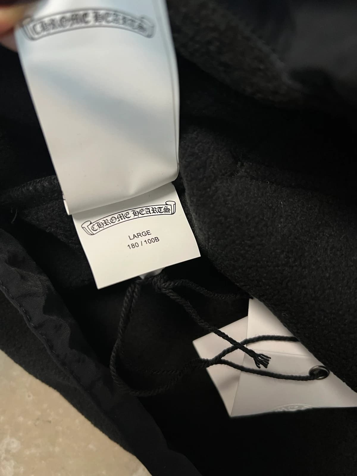 Ярлык размера Large 175/104B на худи Chrome Hearts