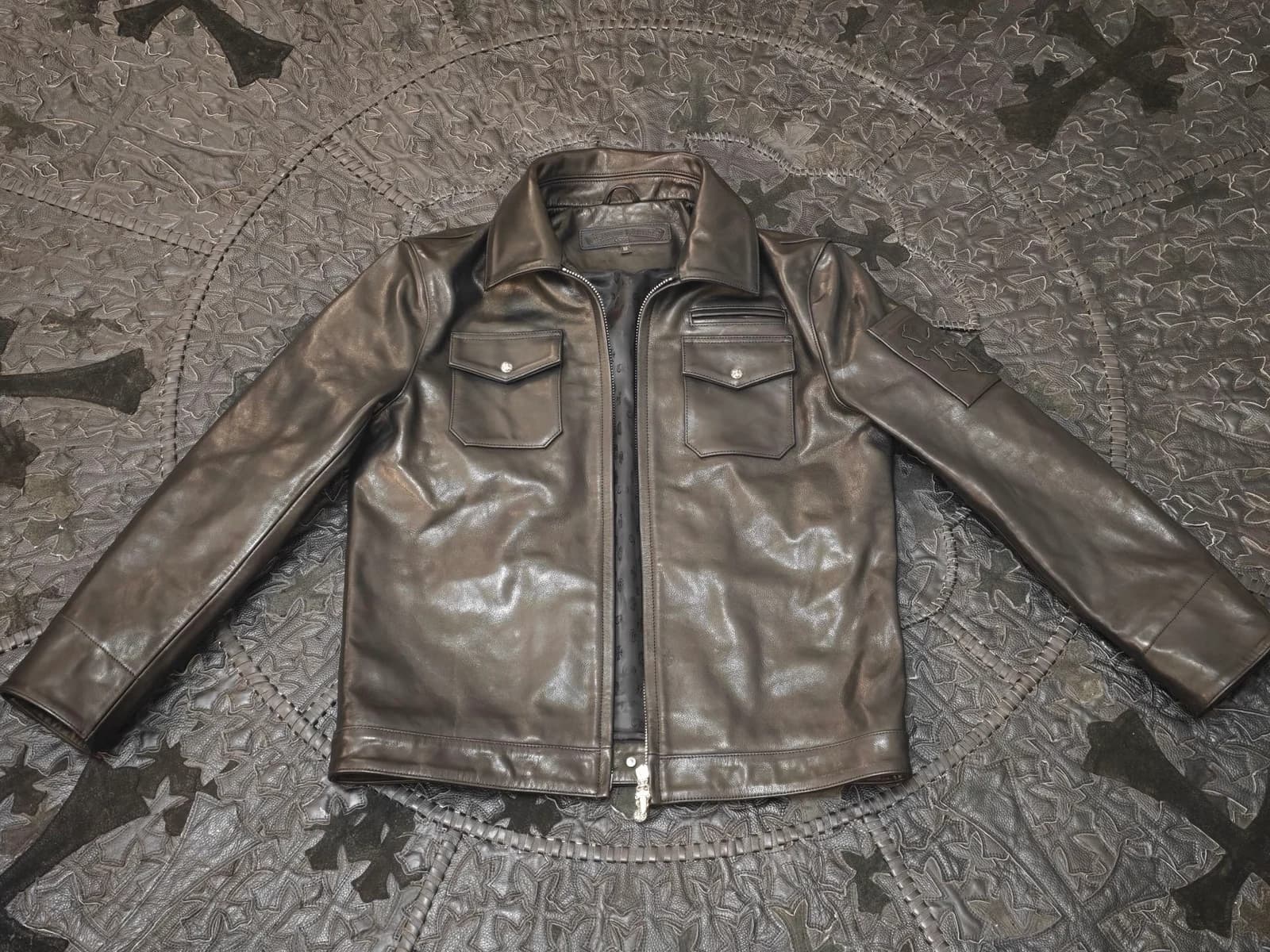 Кожаная куртка KB24 Chrome Hearts из кожи crazy horse, вид спереди
