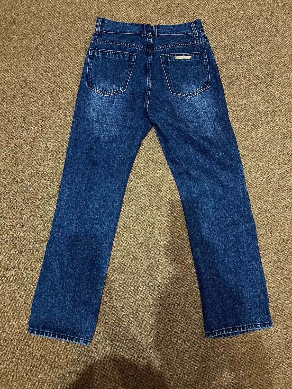 Синие джинсы Levi's 501 с вышитыми крестами, вид со спины