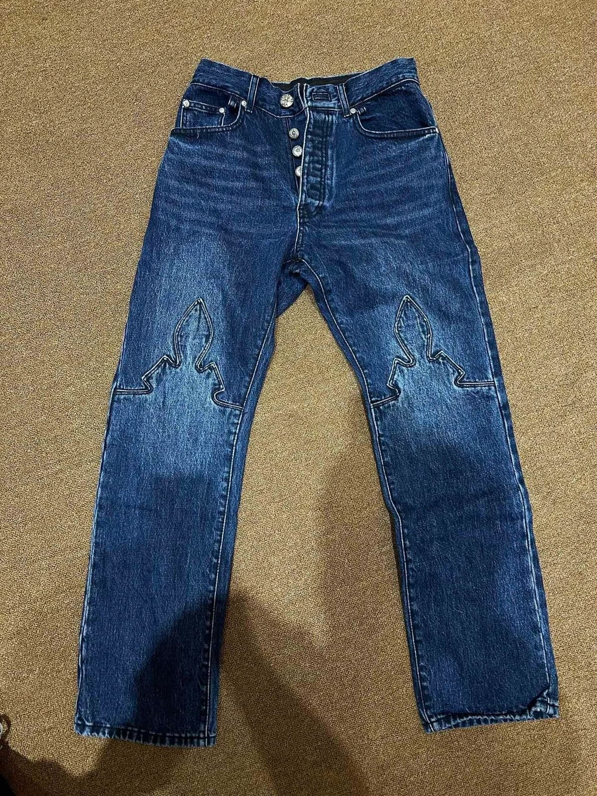 Синие джинсы Levi's 501 Chrome Hearts с вышитыми крестами, вид спереди