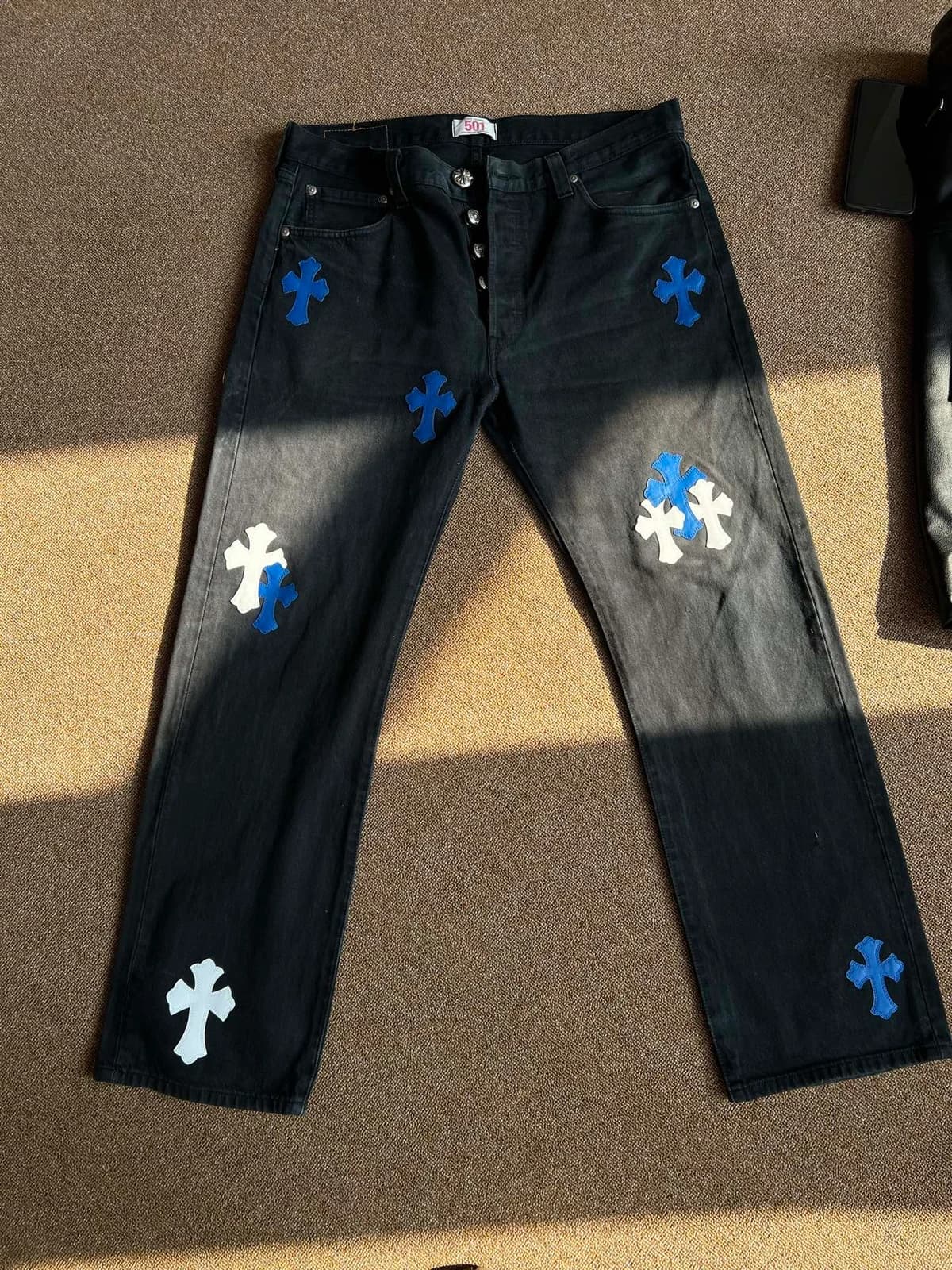 Чёрные джинсы Levi's 501 Los Angeles Chrome Hearts с синими кожаными крестами, вид спереди