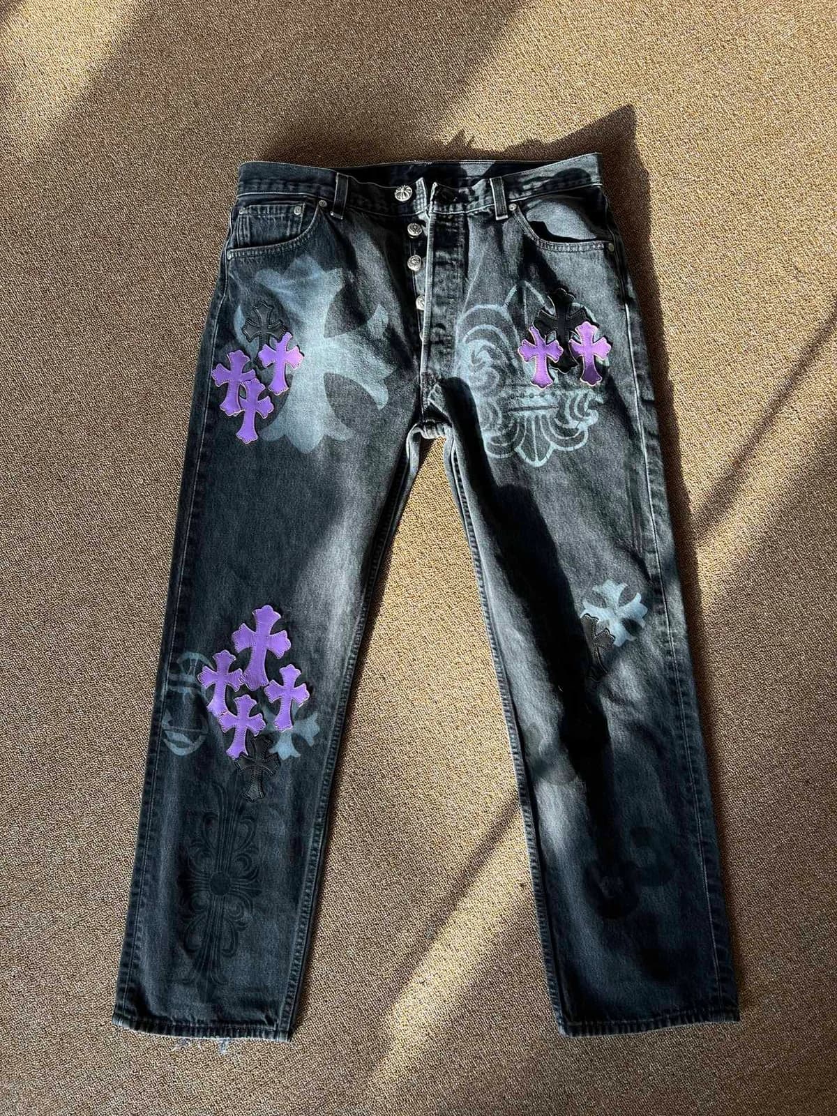 Чёрные джинсы Levi's 501 Chrome Hearts с фиолетовыми кожаными крестами, вид спереди