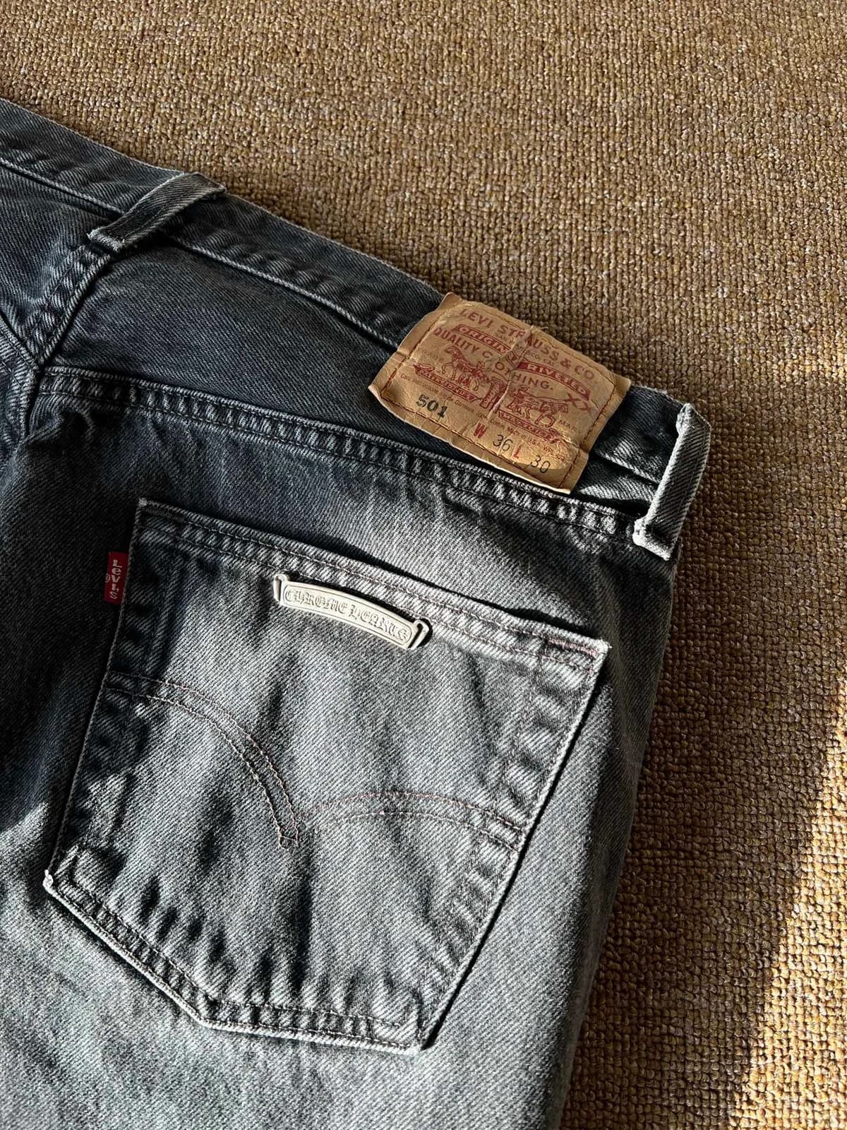 Кожаная нашивка Levi Strauss 501 и красный ярлычок на поясе джинсов