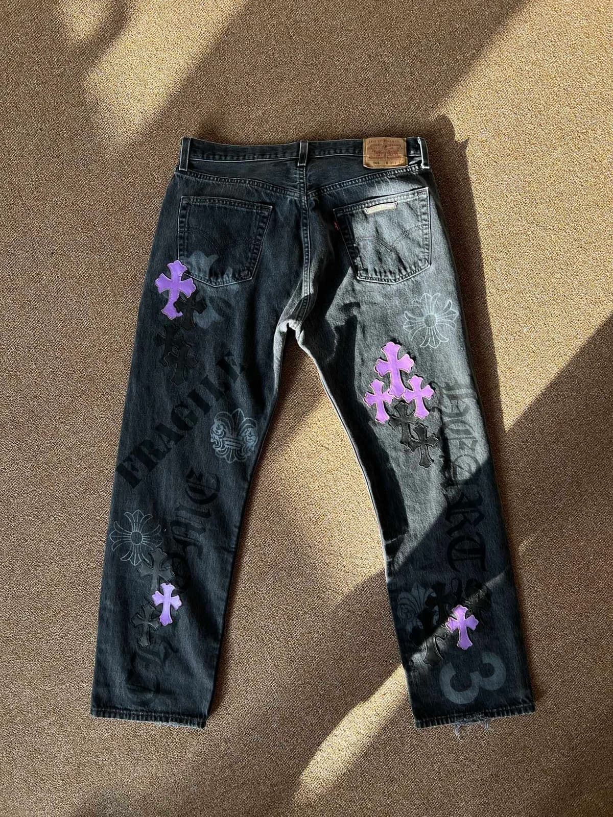 Чёрные джинсы Levi's 501 Chrome Hearts с кожаными крестами, вид со спины