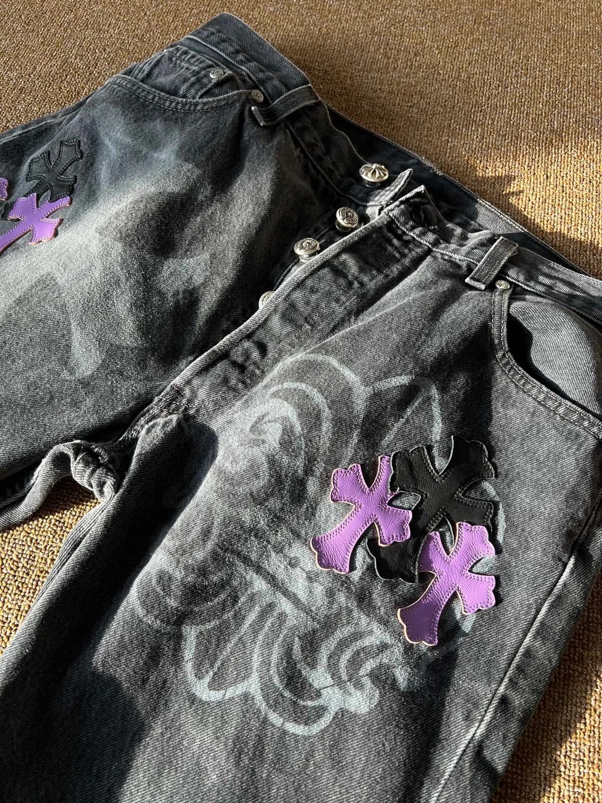 Кнопки-розетки на гульфике джинсов Chrome Hearts