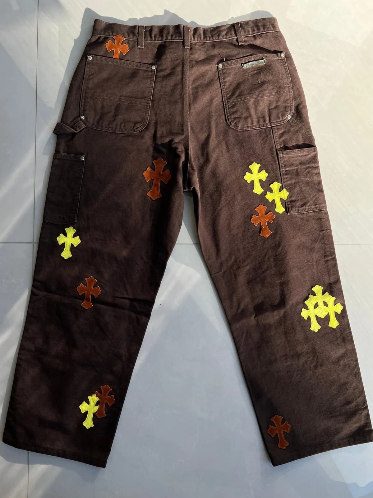 Коричневые брюки-карпентер Chrome Hearts с нашивками-крестами, вид со спины