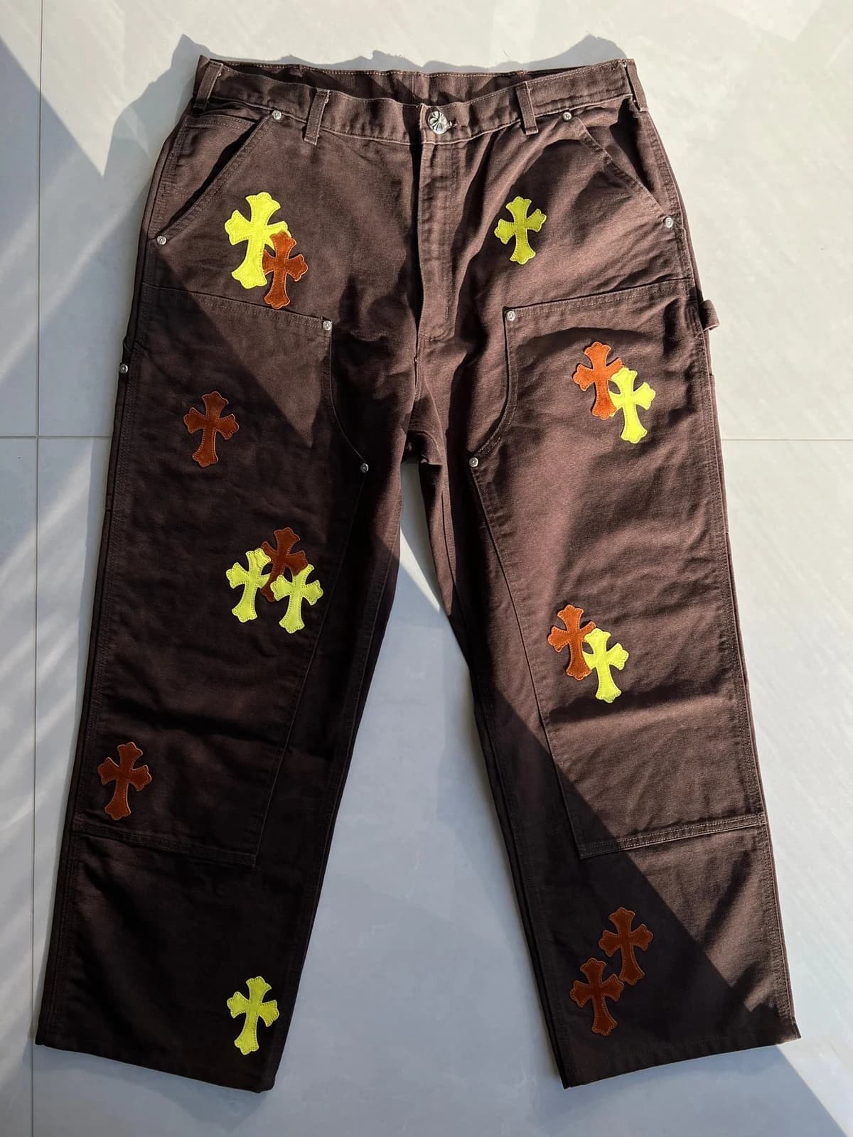 Коричневые брюки-карпентер Chrome Hearts с кожаными крестами, вид спереди