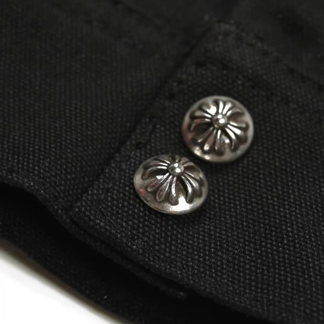Крупный план кнопок-розеток на канвасе рубашки Chrome Hearts