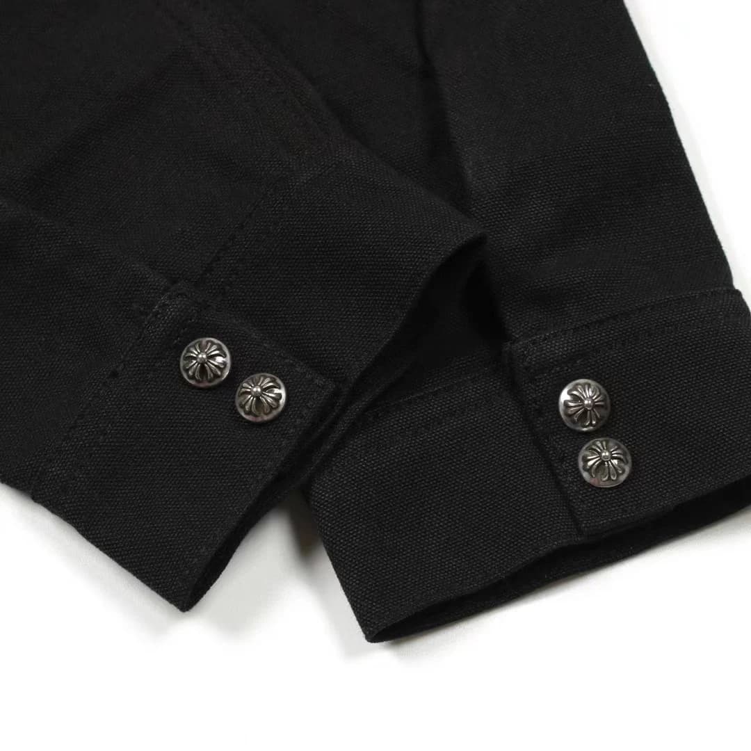 Манжеты с двумя кнопками-розетками на рубашке Chrome Hearts