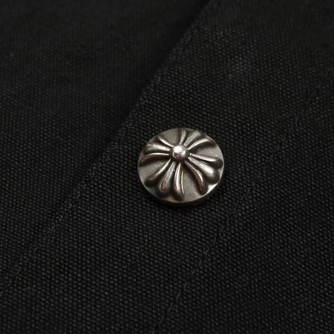 Кнопка-розетка с рельефным узором на чёрной рубашке Chrome Hearts