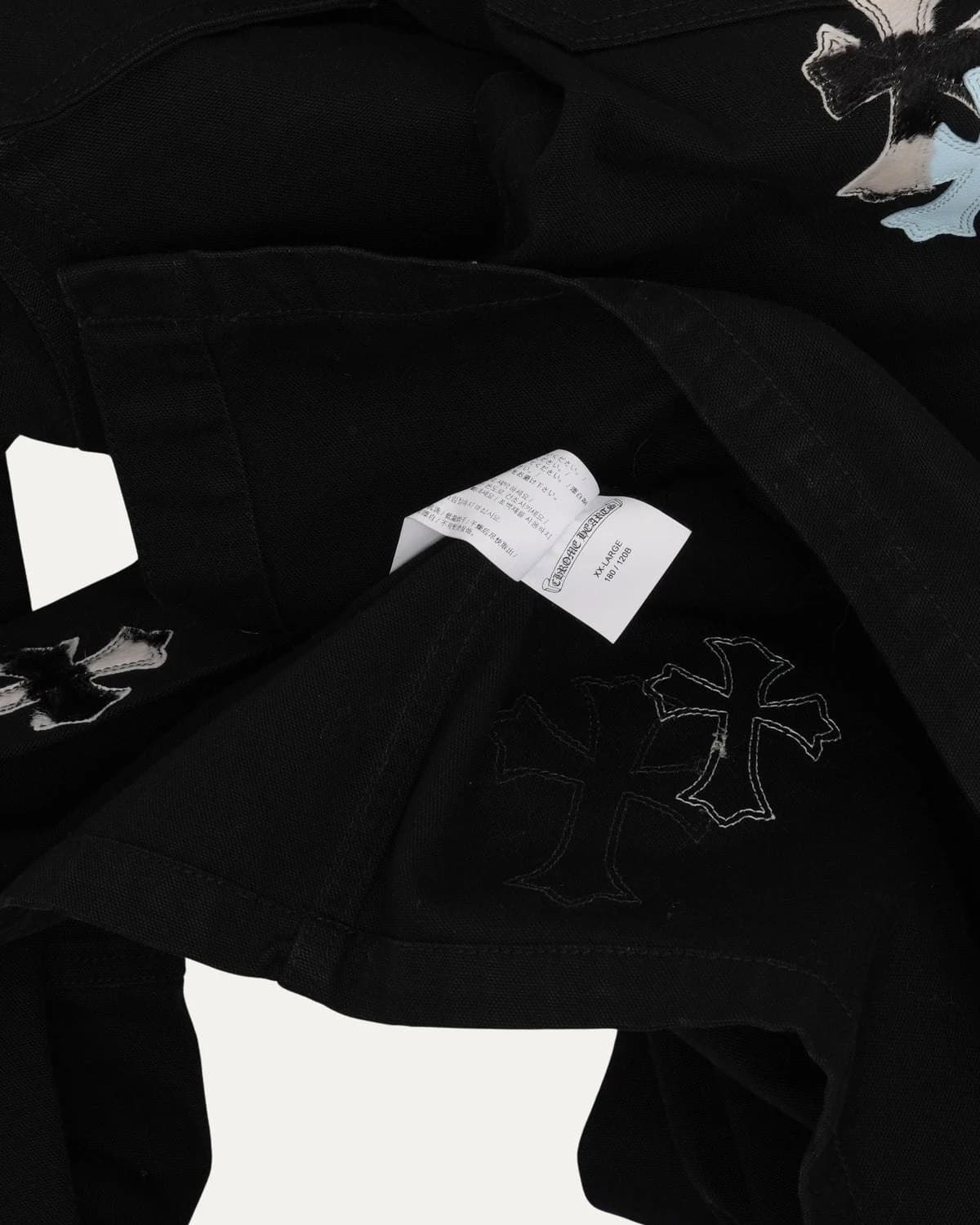 Внутренний ярлык размера и вышитые кресты на рубашке-куртке Chrome Hearts