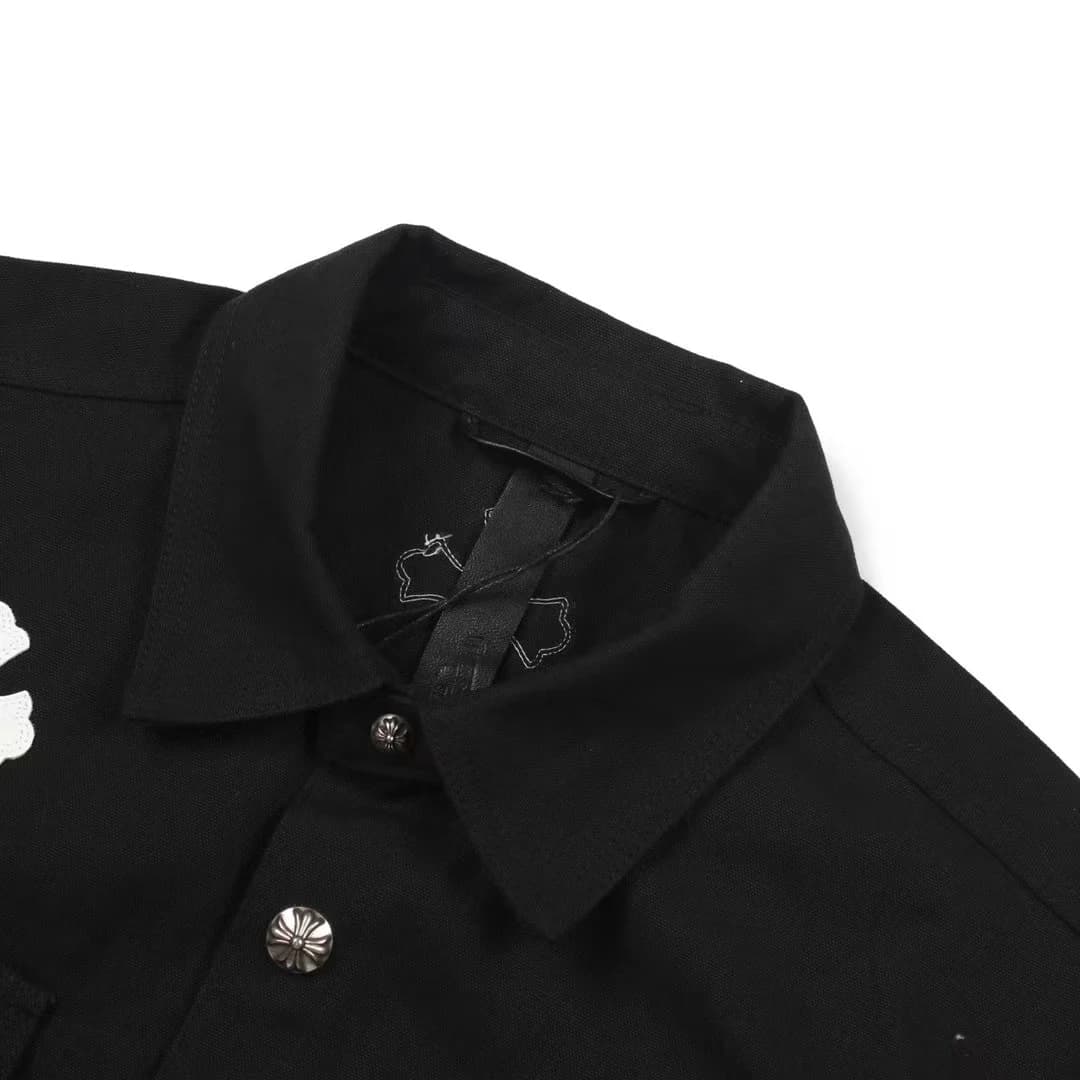 Воротник рубашки-куртки Chrome Hearts с кнопкой-розеткой
