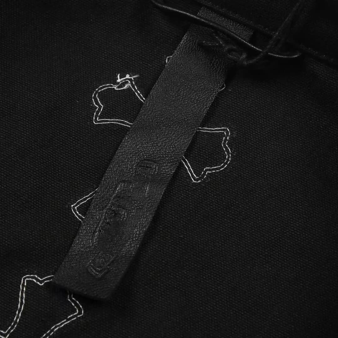 Кожаный ярлык с тиснёным логотипом Chrome Hearts внутри воротника