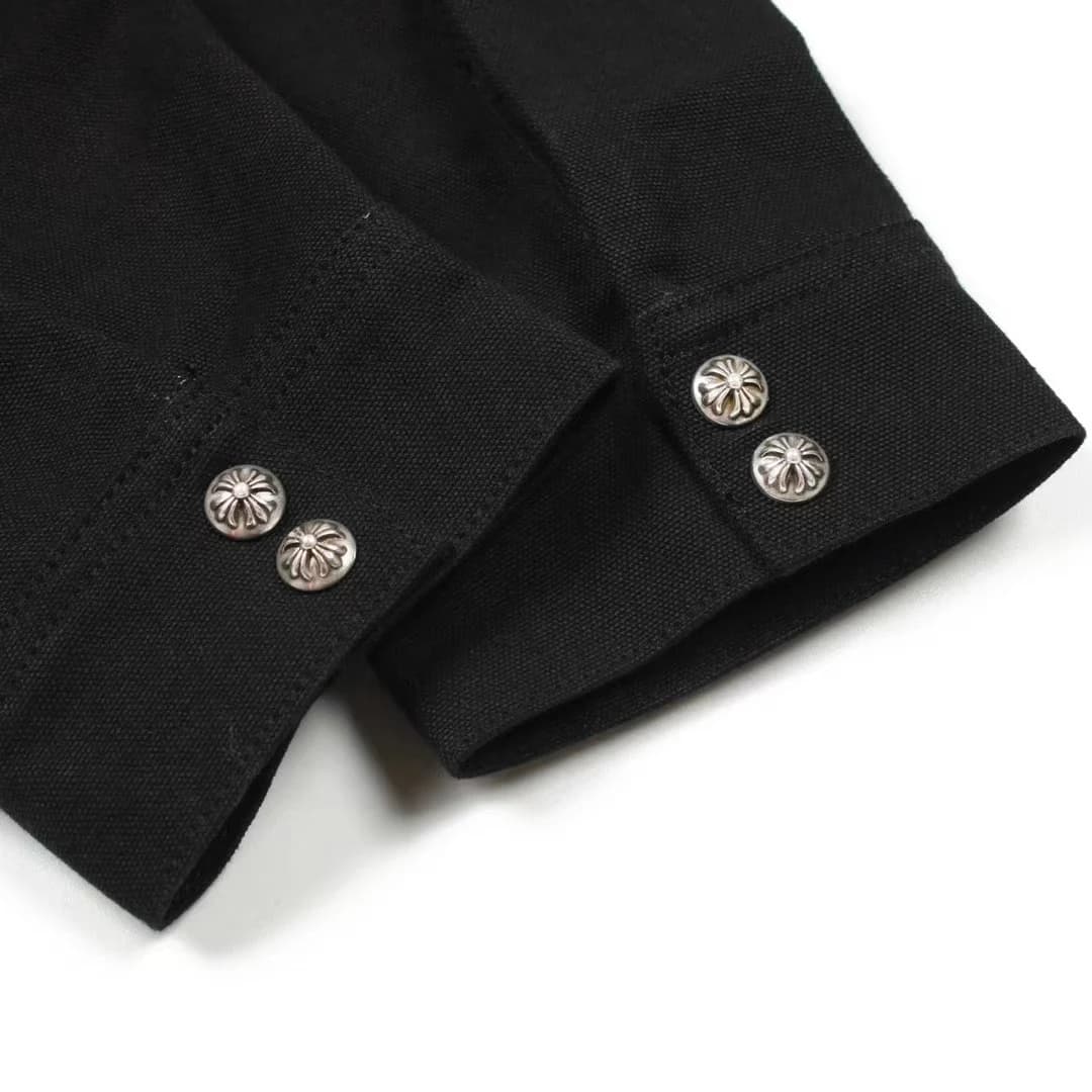 Манжеты с двумя кнопками-розетками на рубашке Chrome Hearts