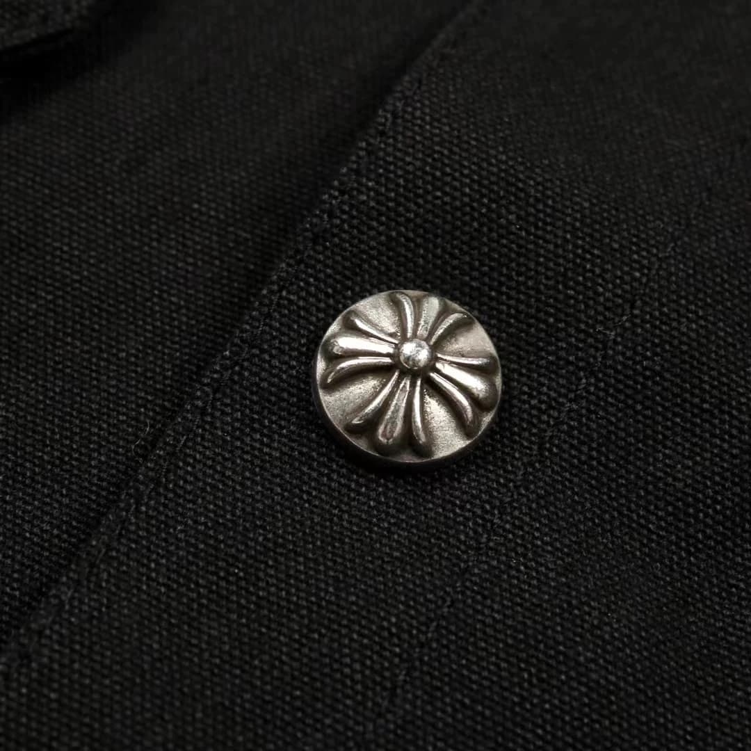 Кнопка-розетка с рельефным узором на рубашке Chrome Hearts