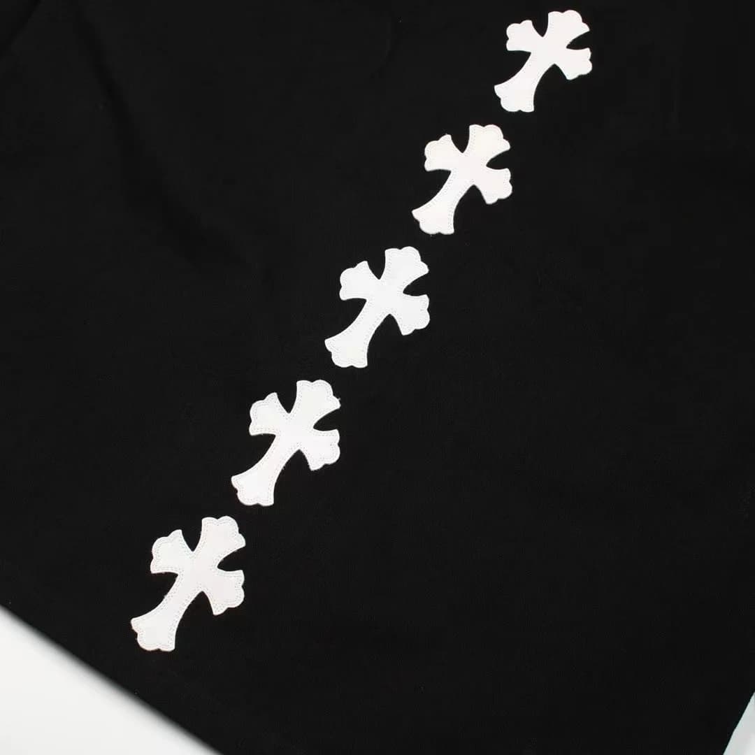 Ряд белых кожаных крестов на спинке рубашки-куртки Chrome Hearts