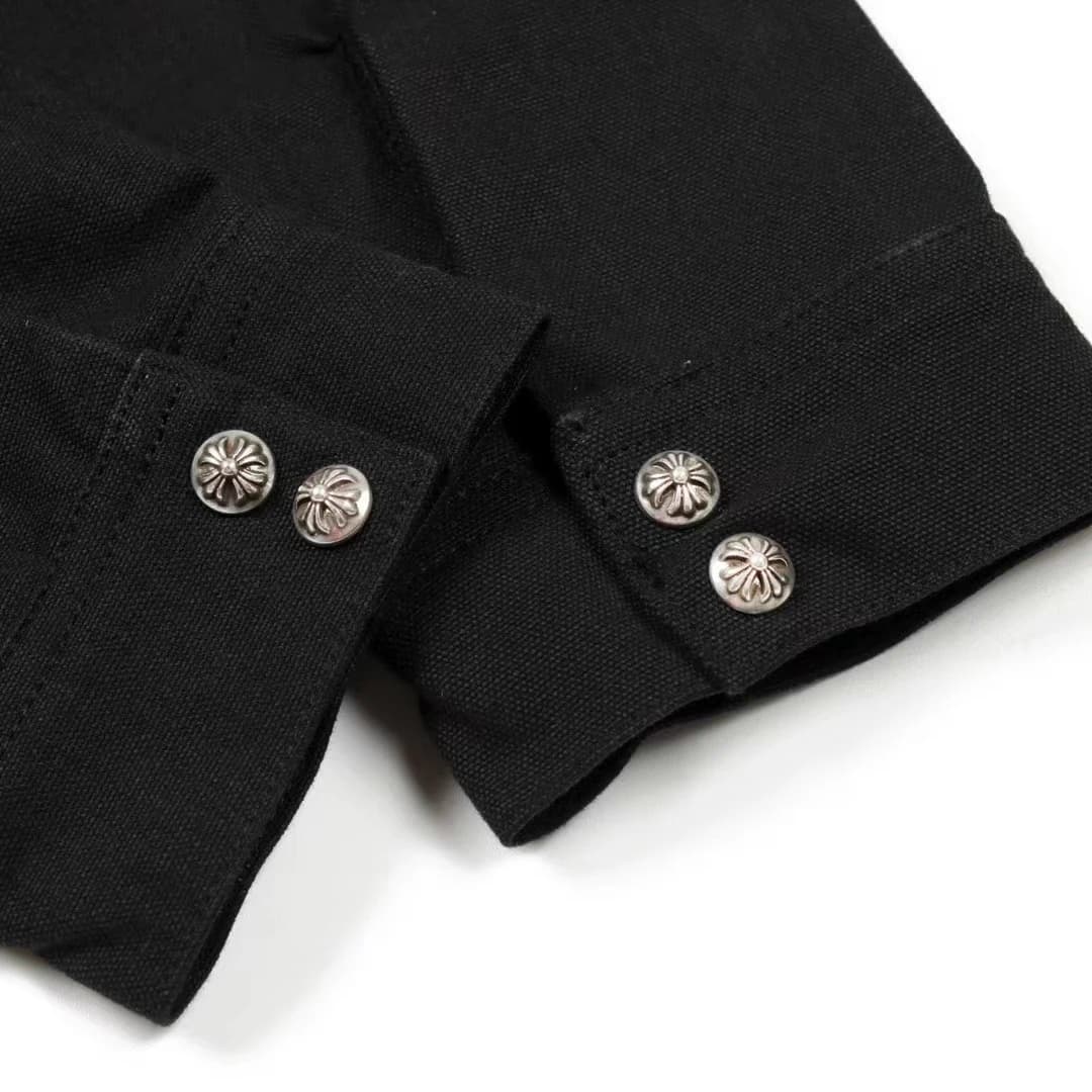 Манжеты с двумя кнопками-розетками на рубашке-куртке Chrome Hearts