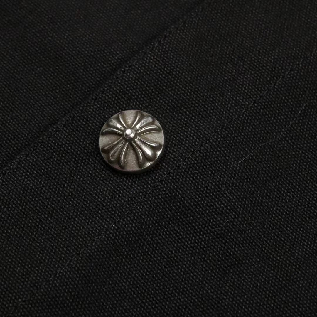 Кнопка-розетка с рельефным узором на чёрной рубашке Chrome Hearts